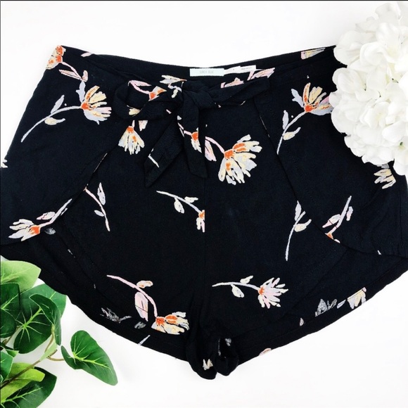 Kimchi Blue Pants - UO Flower tie shorts